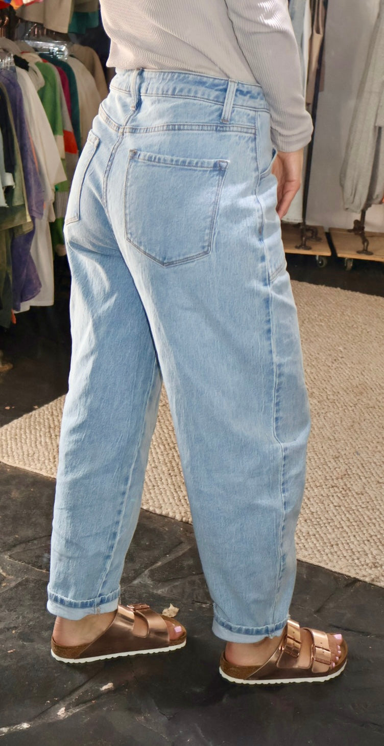 Subtle Barrel Leg Jean ⭐️