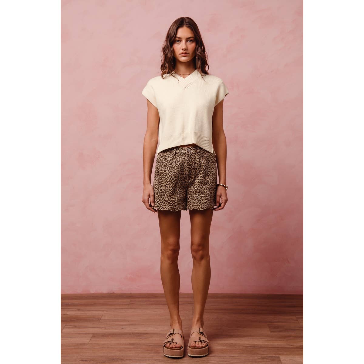 MID RISE LEOPARD TWILL SHORTS WITH SCALLOP HEM