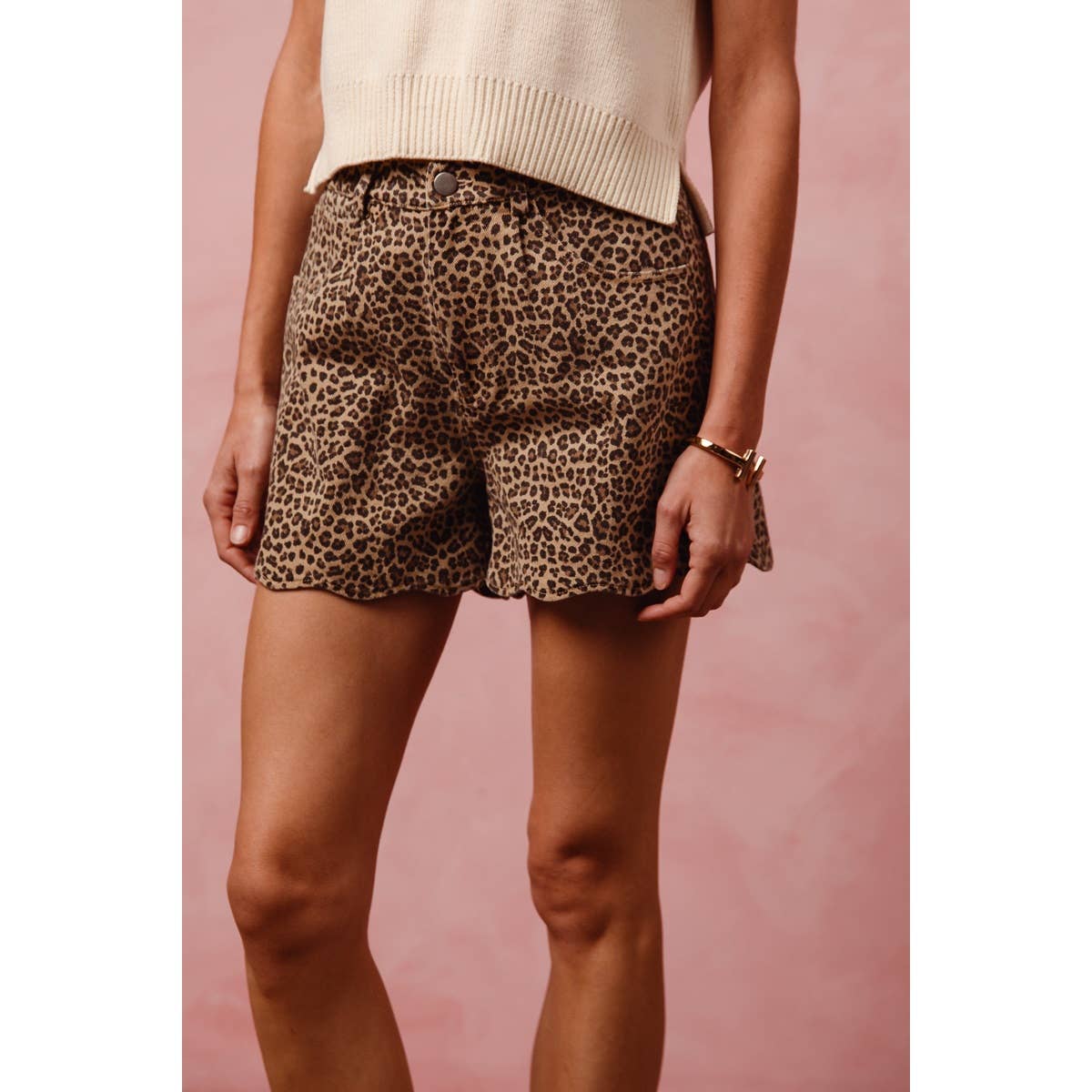 MID RISE LEOPARD TWILL SHORTS WITH SCALLOP HEM
