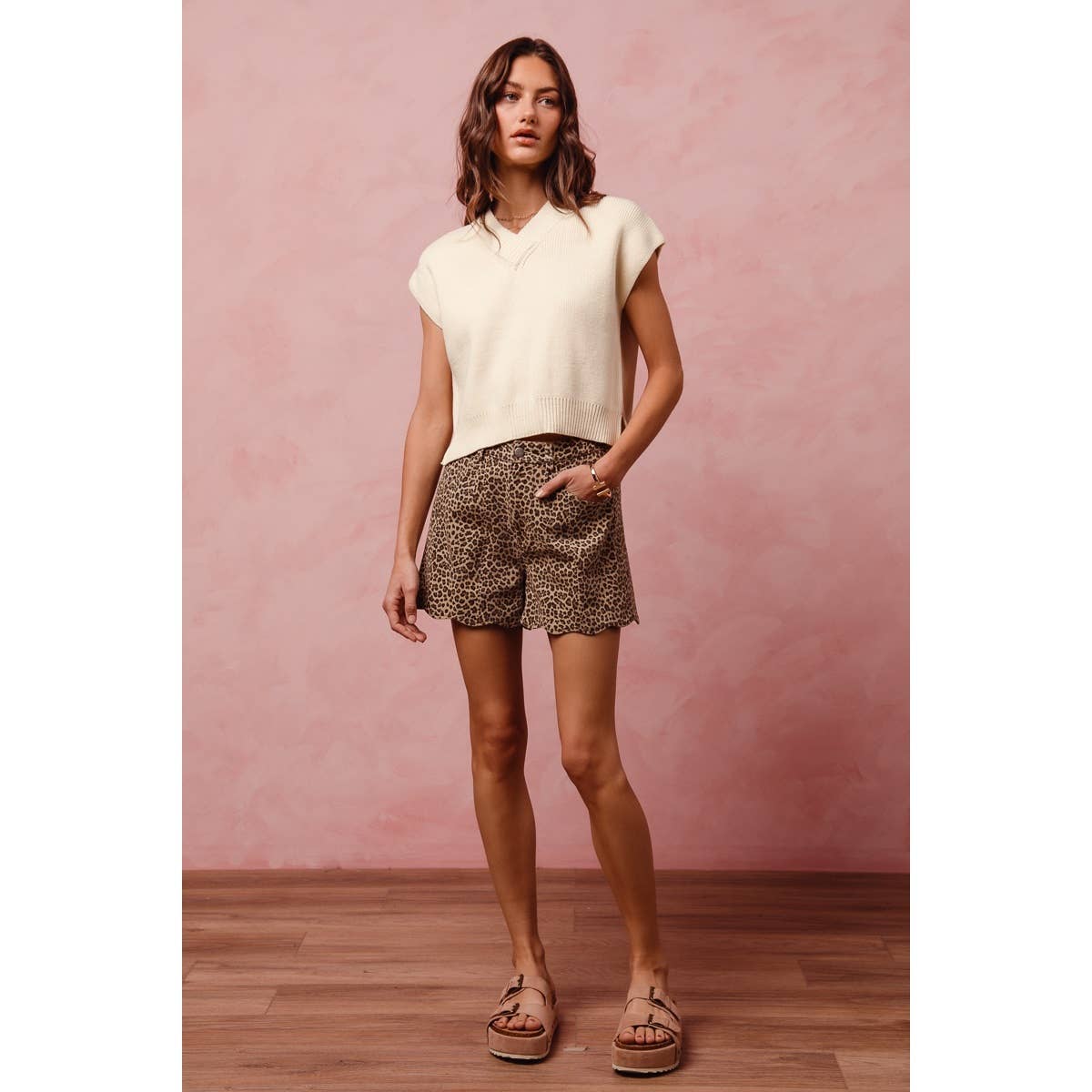 MID RISE LEOPARD TWILL SHORTS WITH SCALLOP HEM
